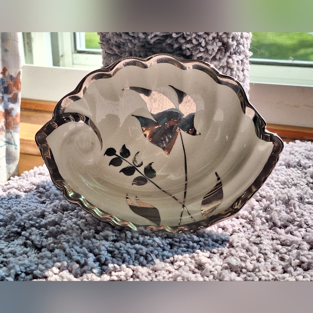 Silver leaf pattern & trim Sandland Ware English China clam shell shaped dish